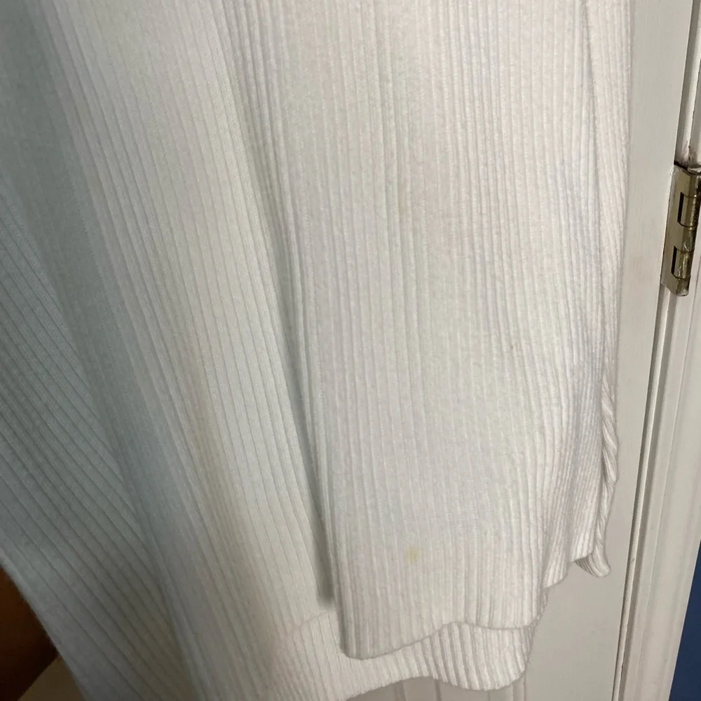 Tommy Hilfiger Women’s v neck sweater size large